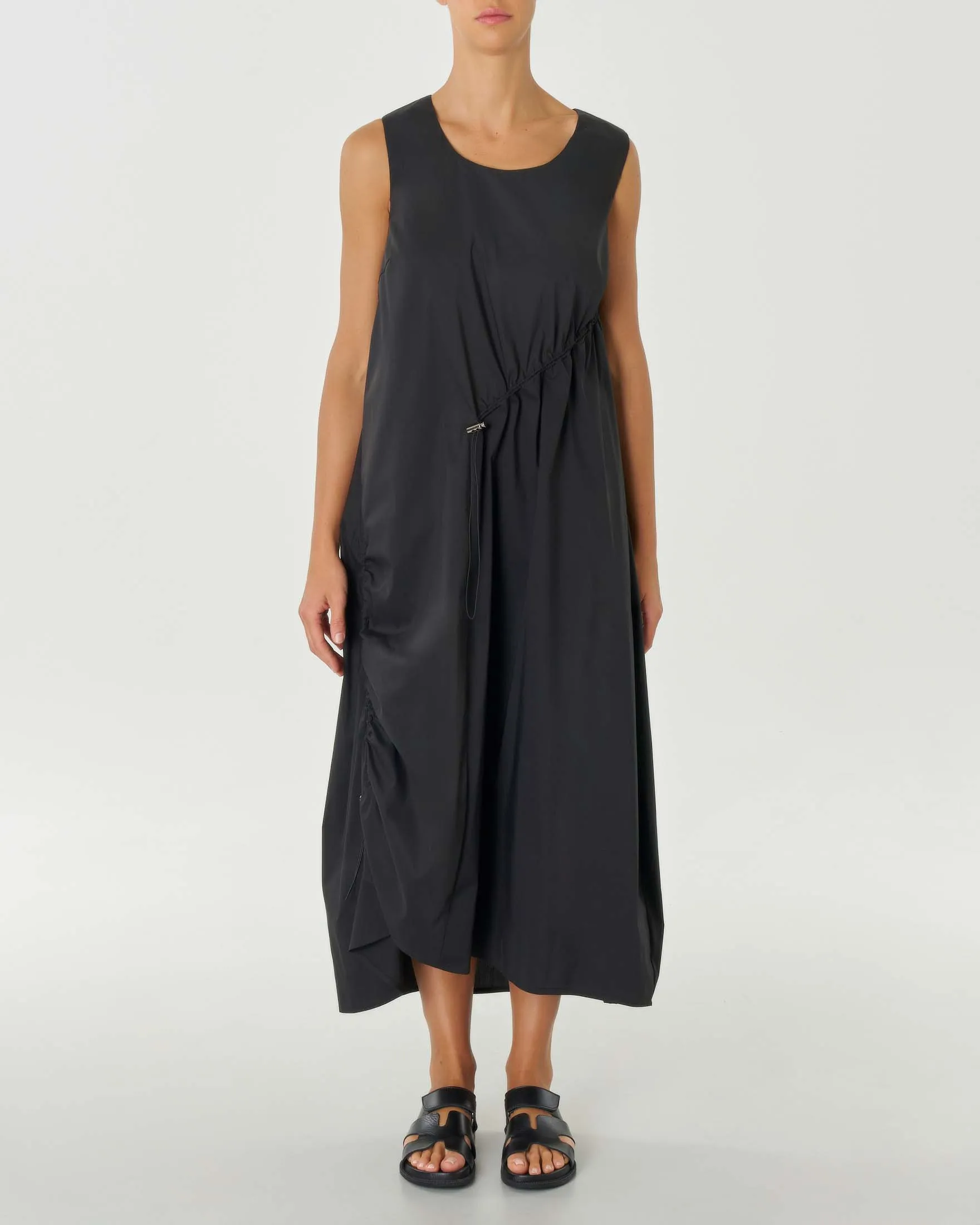 Abito lungo nero smanicato in cotone stretch con doppia coulisse obiqua