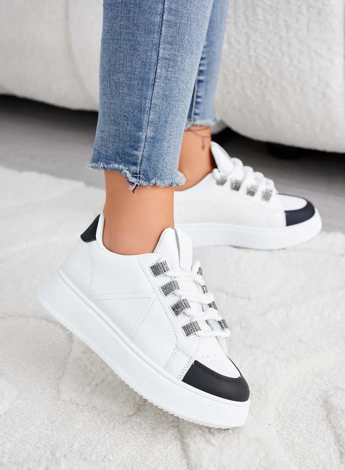 RACHELE - Sneakers bianche nere con inserti in strass