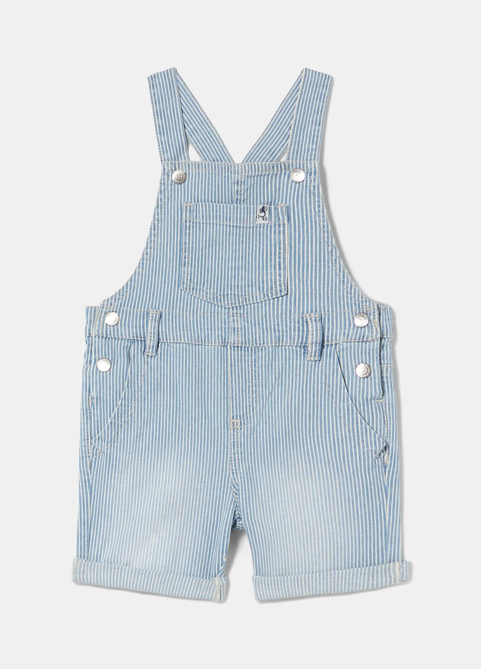 Salopette corta in denim rigato neonato