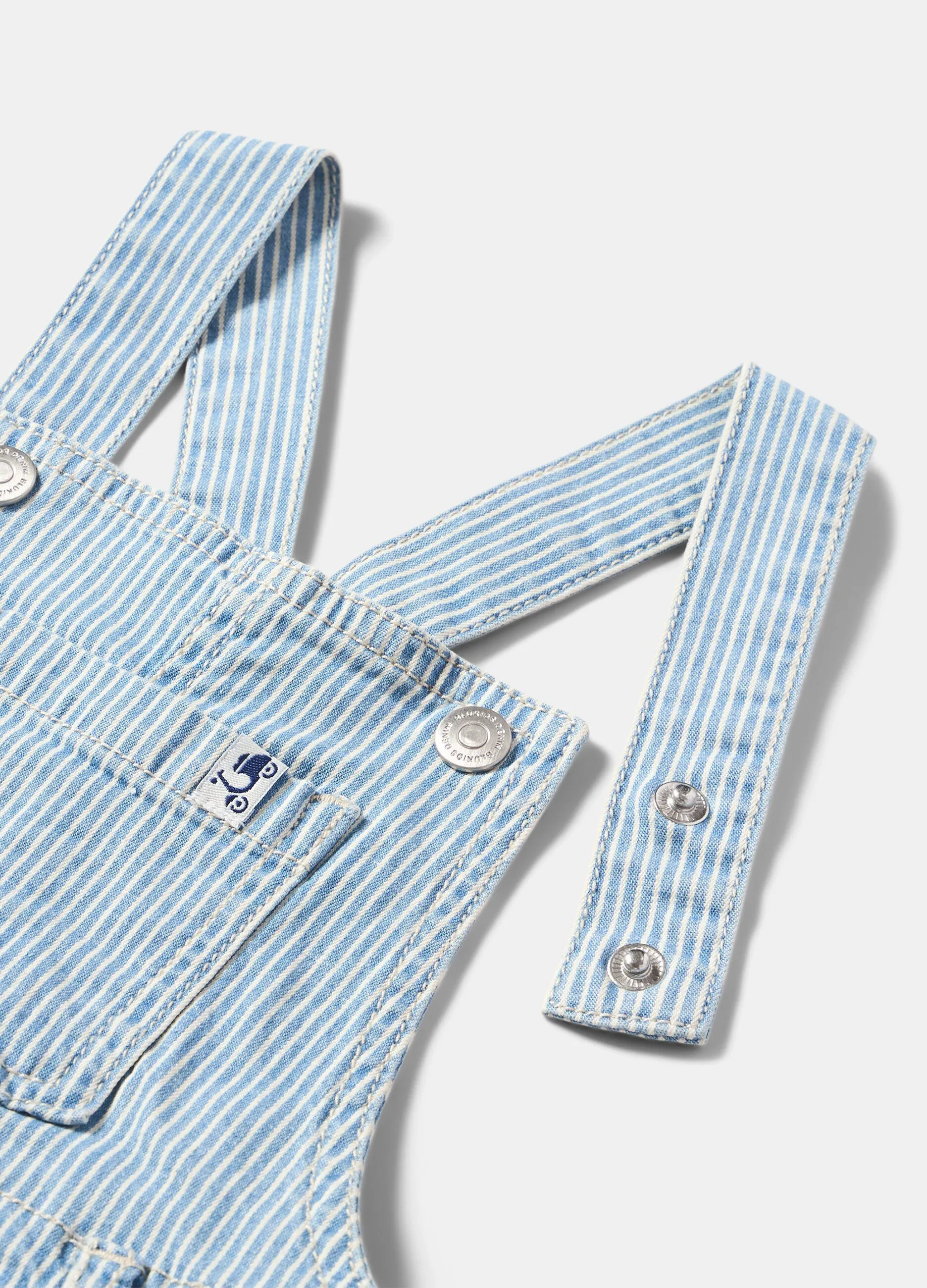 Salopette corta in denim rigato neonato