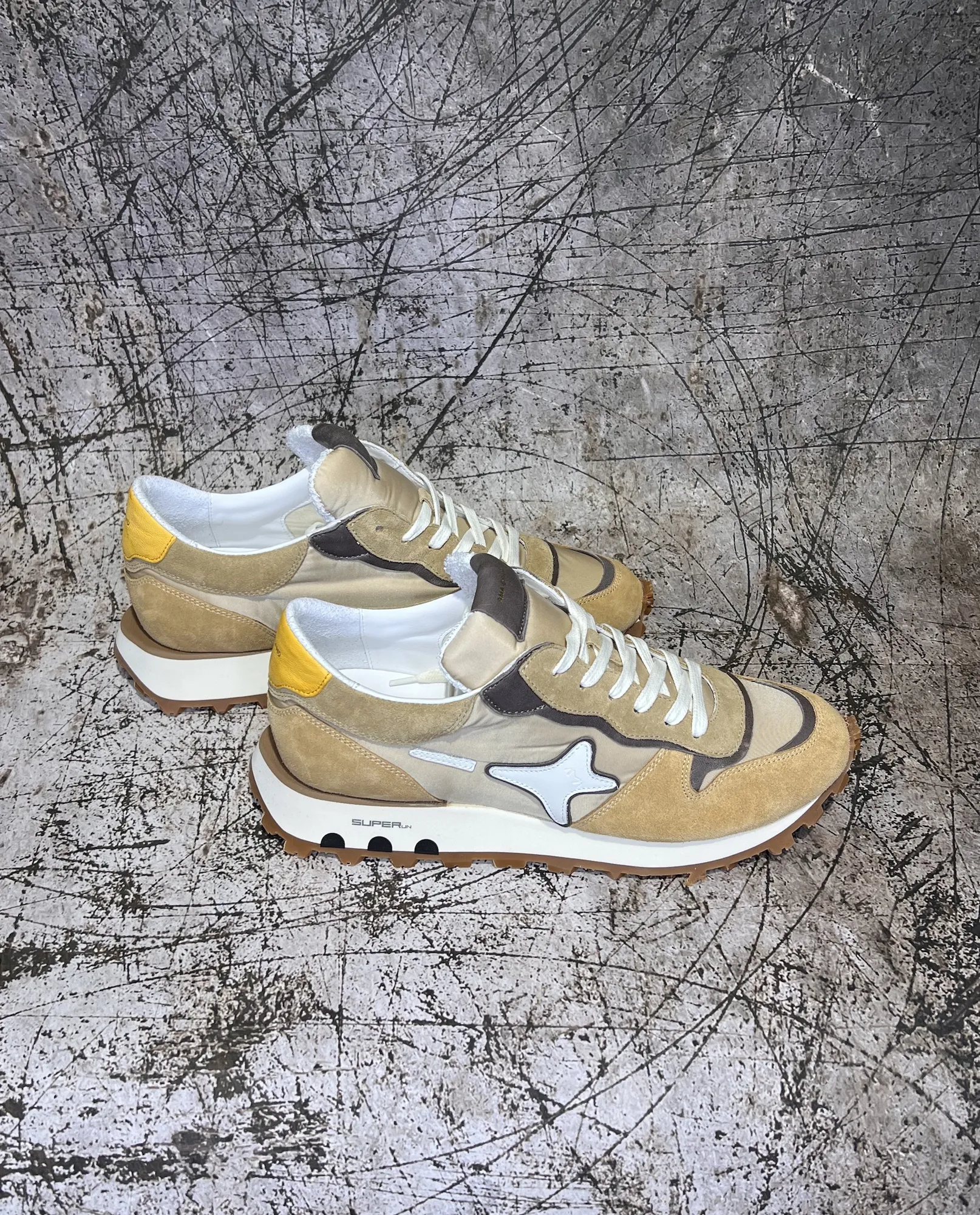 Sneakers Super Run in pelle color sabbia con inserti caramello e grigio | AMA BRAND