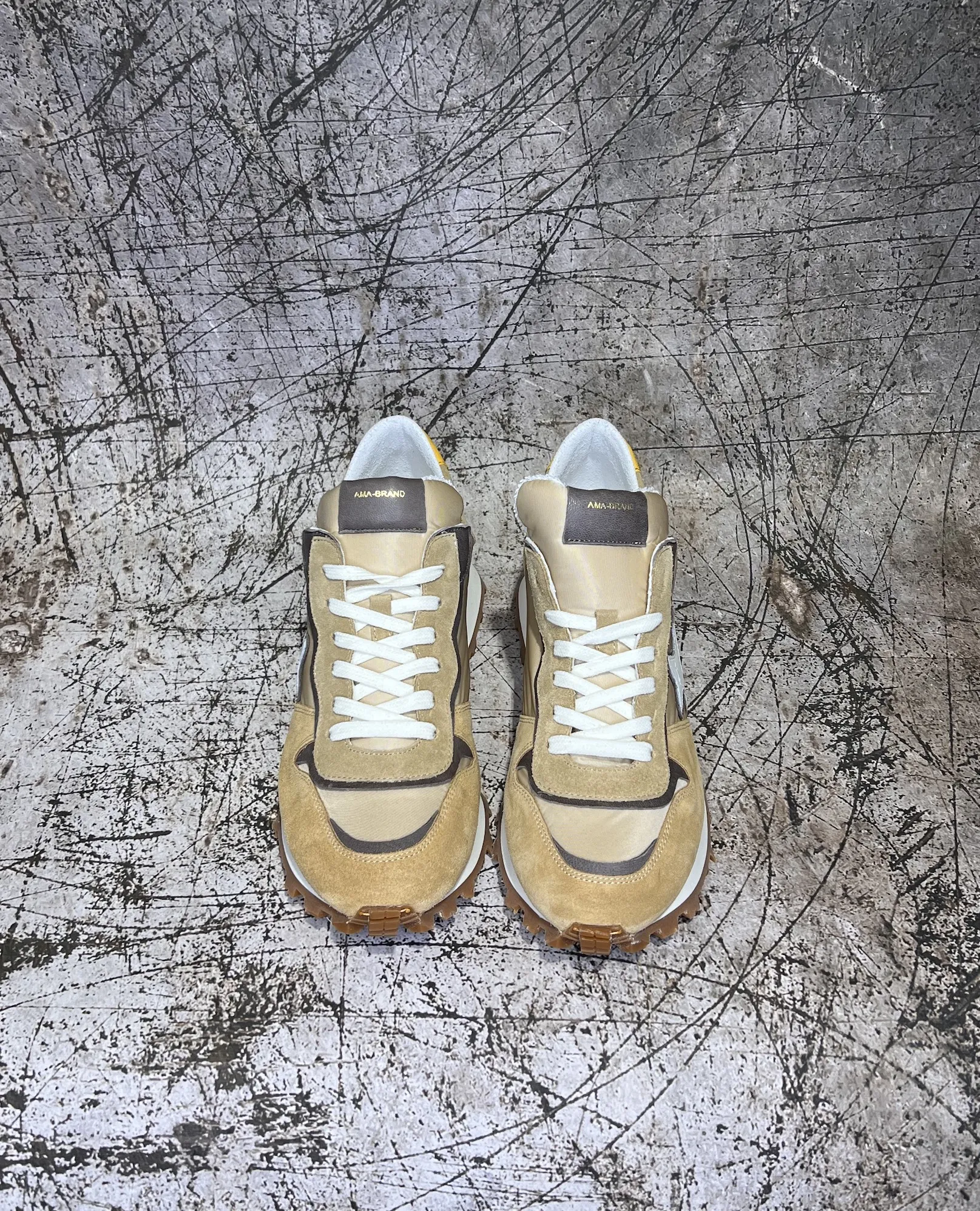 Sneakers Super Run in pelle color sabbia con inserti caramello e grigio | AMA BRAND