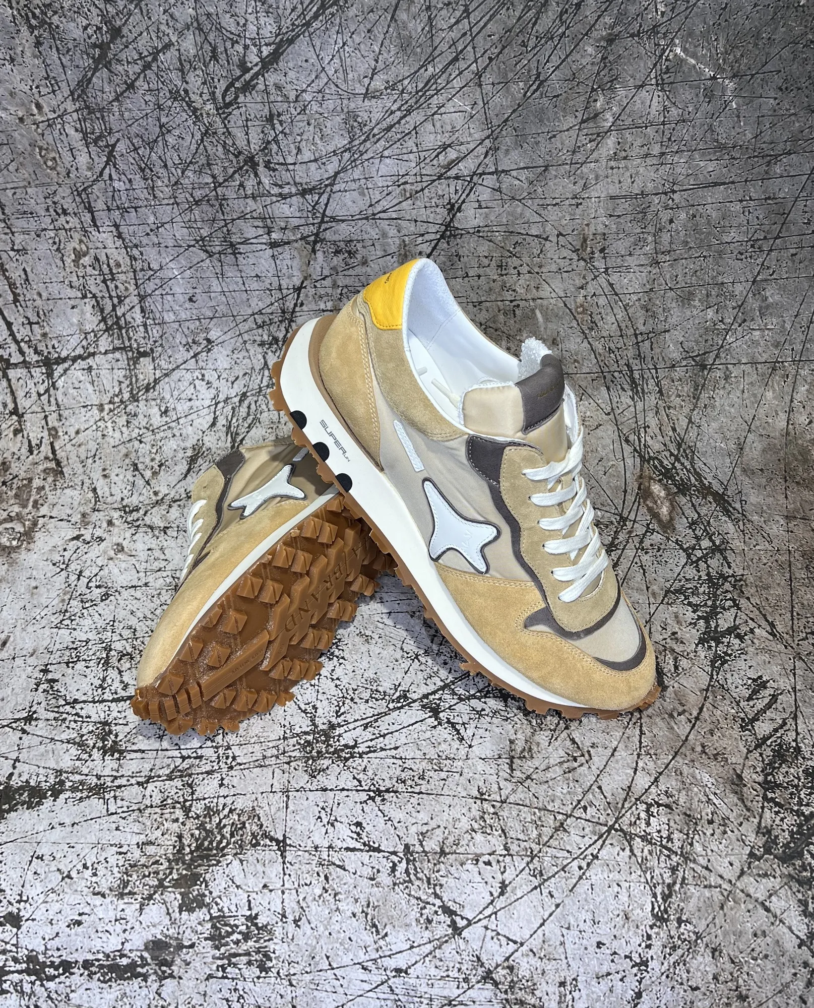 Sneakers Super Run in pelle color sabbia con inserti caramello e grigio | AMA BRAND