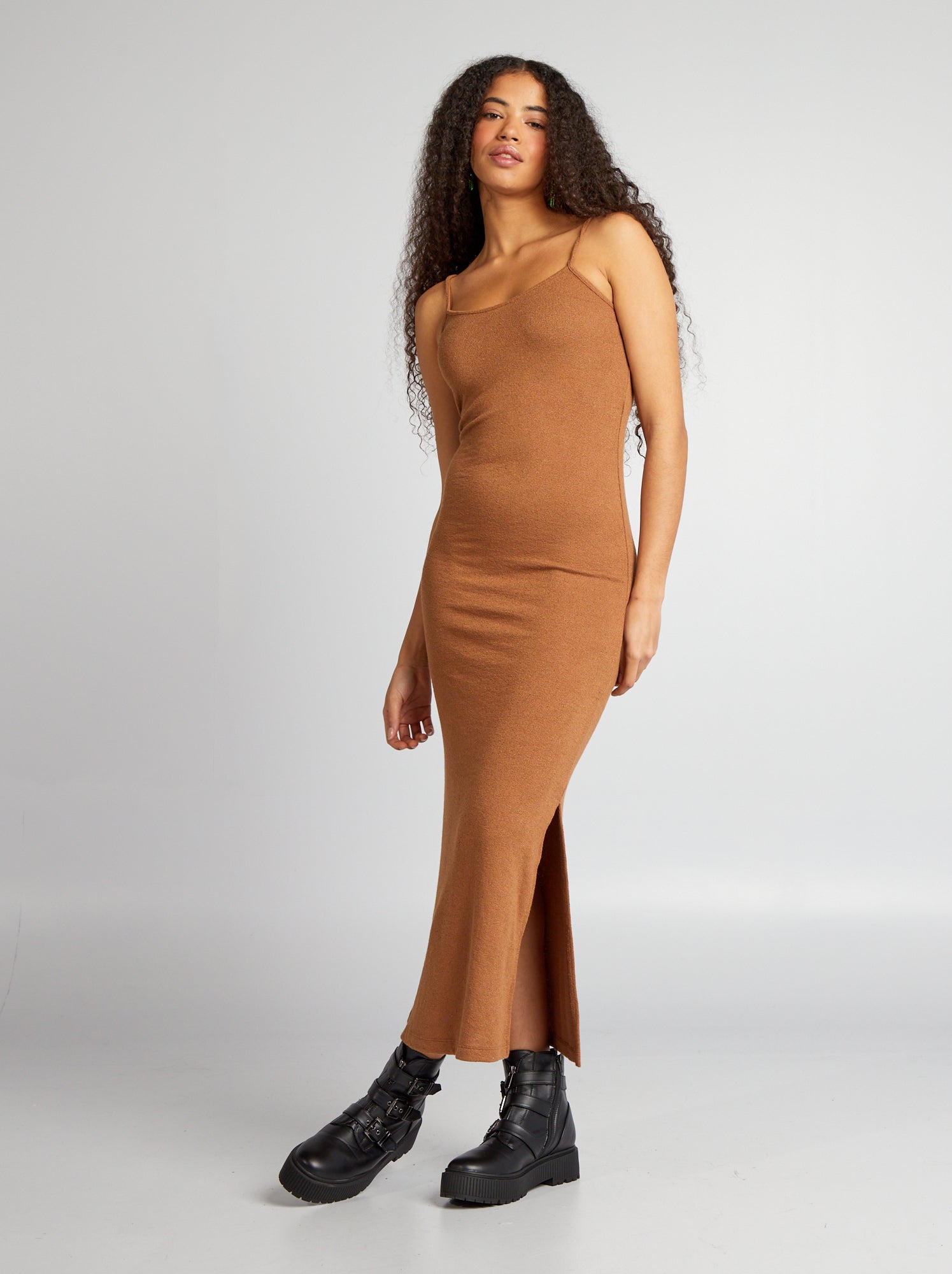 Vestito lungo con spalline sottili incrociate - MARRONE