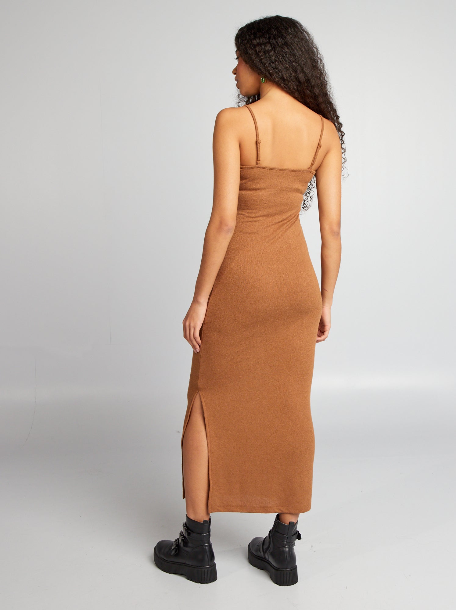 Vestito lungo con spalline sottili incrociate - MARRONE