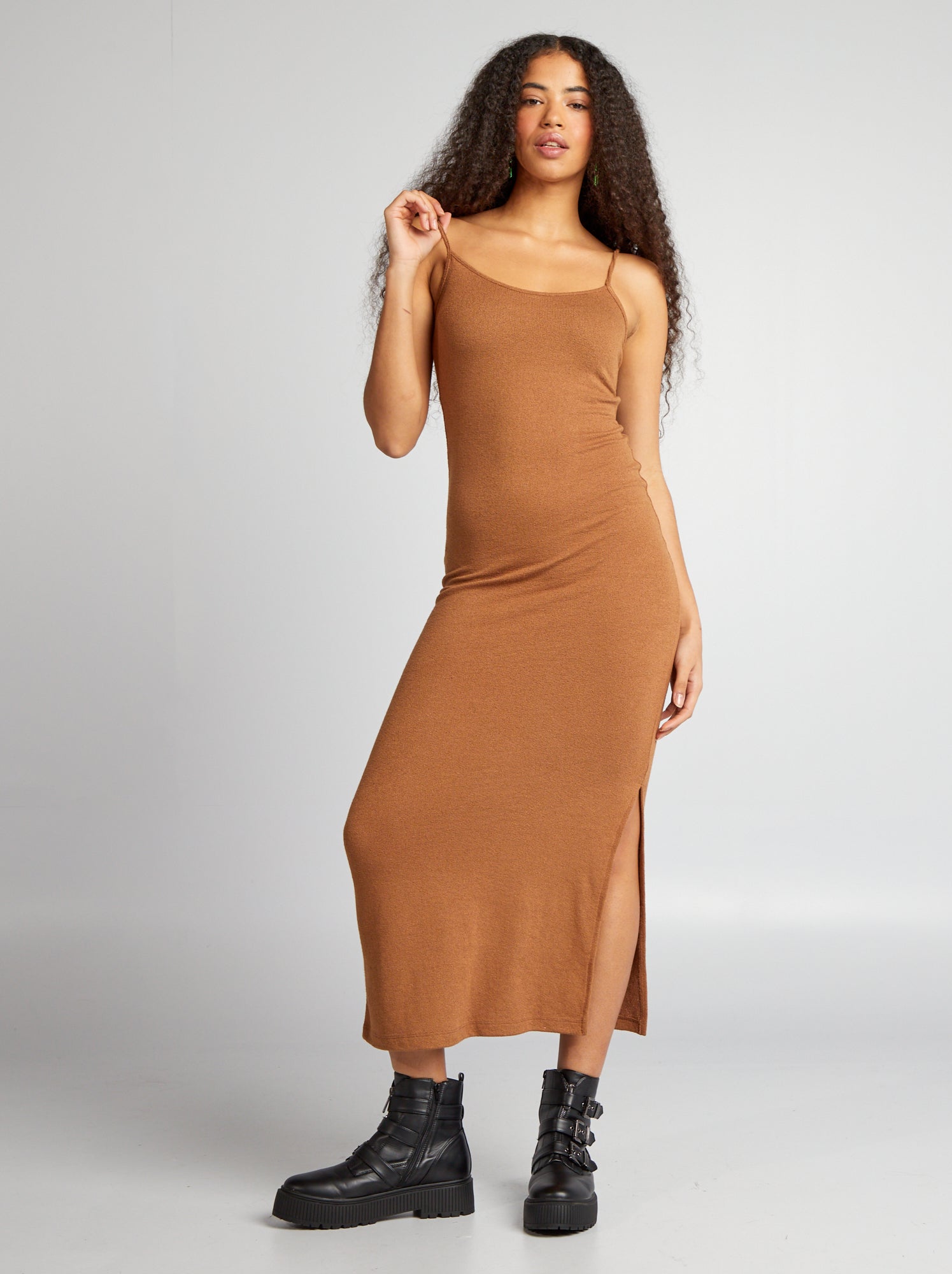 Vestito lungo con spalline sottili incrociate - MARRONE